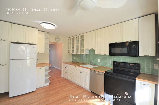 Building Photo - Charming End Unit by Huntsman Lake!