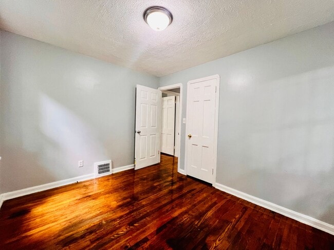 Building Photo - 8606 Rosewood Ave