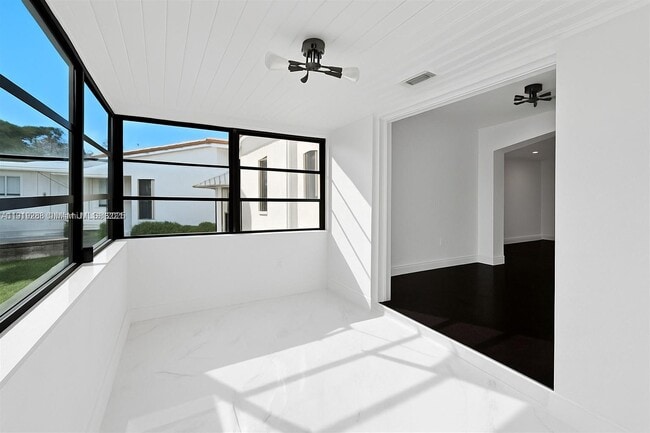 Building Photo - 9173 Byron Ave