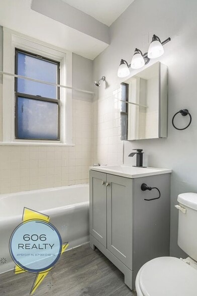 Building Photo - 1022 E Hyde Park Blvd