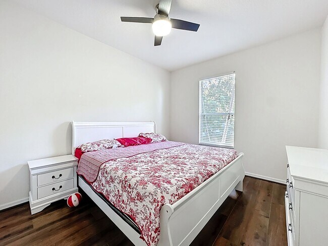 Building Photo - A home built for living well: 4Bedrooms/3Baths sophisticated home in Fells Cove!