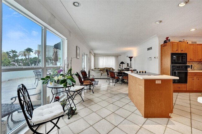 Building Photo - 2889 NE 35th St