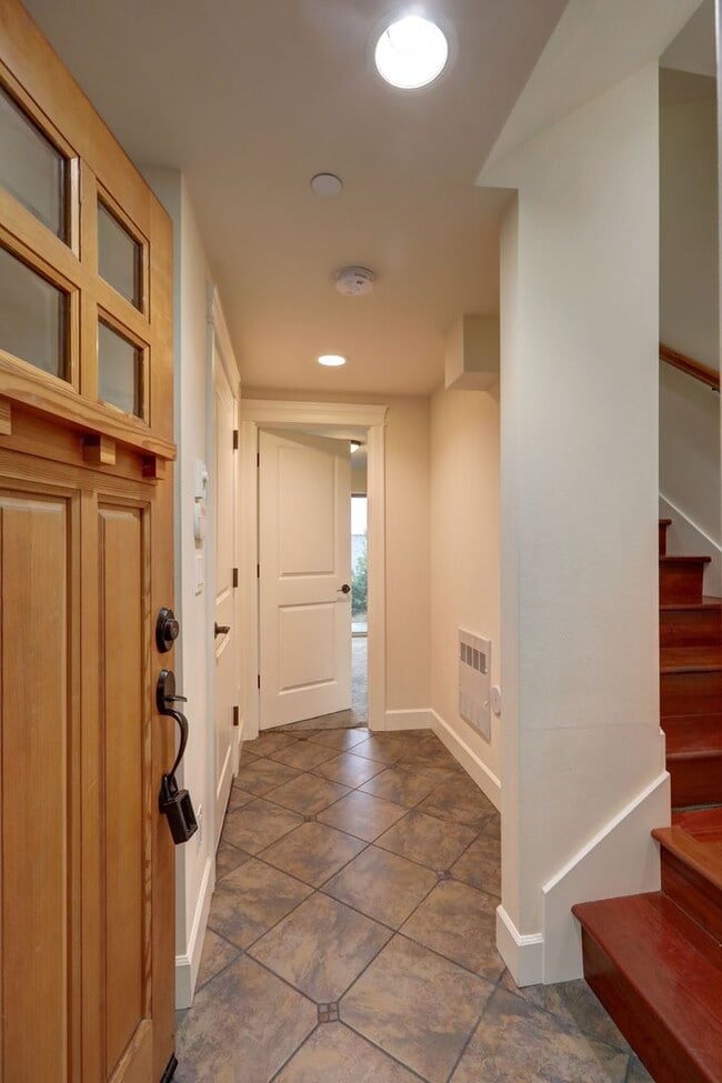 Building Photo - Grand 4 bedroom /2.5-bathroom Townhome w/ Sweeping Views of Lake Union & Cascades!