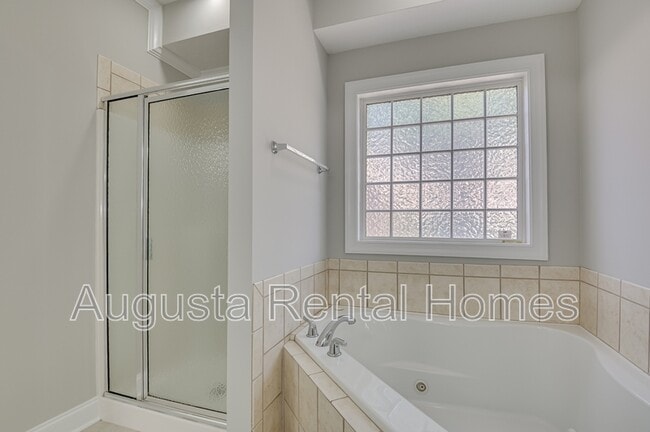 Building Photo - 145 Coach Ln