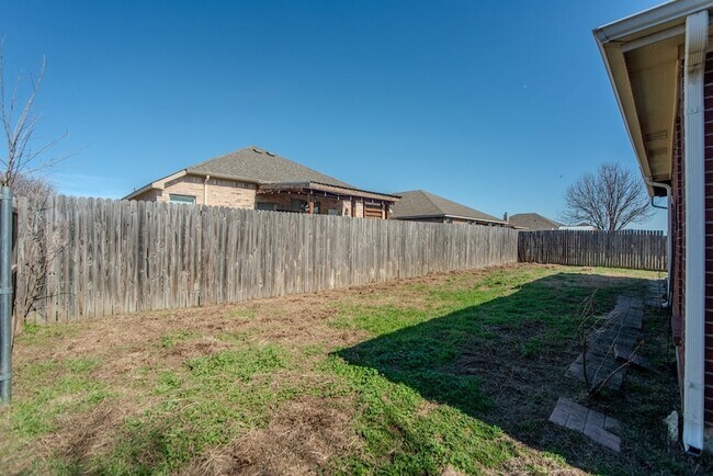 Building Photo - 2005 Ridgeview Ct