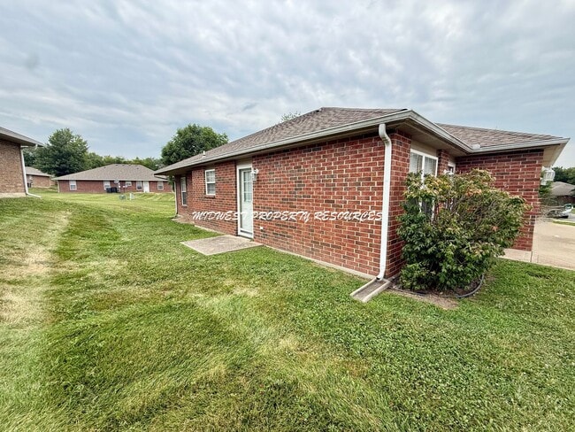 Building Photo - Ranch townhome w/ Mowing provided
