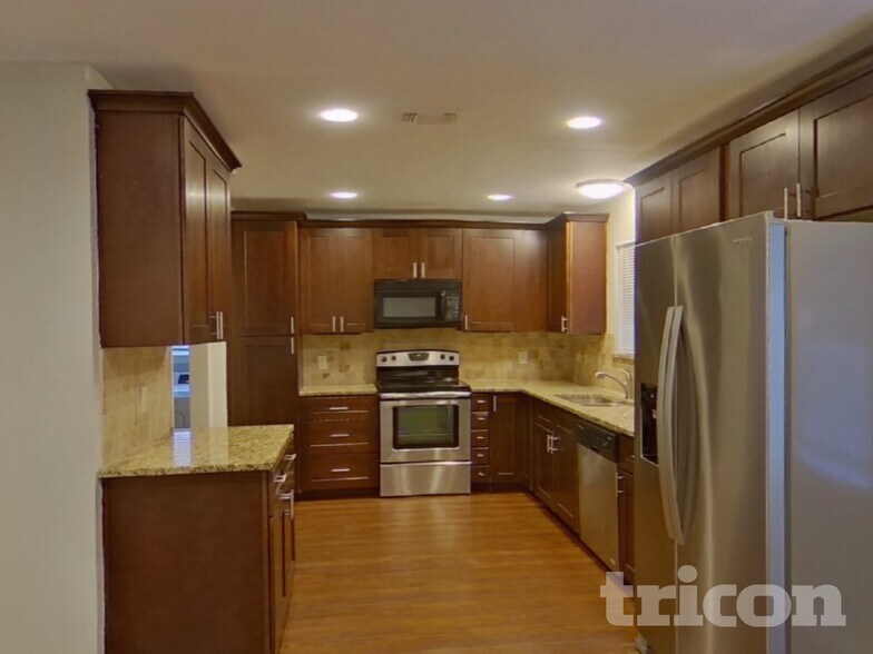 Building Photo - 126 Tharp St