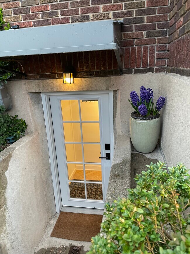 entry - 1555 E Browning Ave