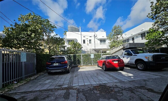 Building Photo - 557 Michigan Ave