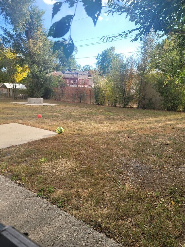 Building Photo - $1665 | 3BR/1BA | Spacious 3 Bedroom Home ...