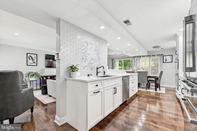 Building Photo - 1750 Oakwood Terrace