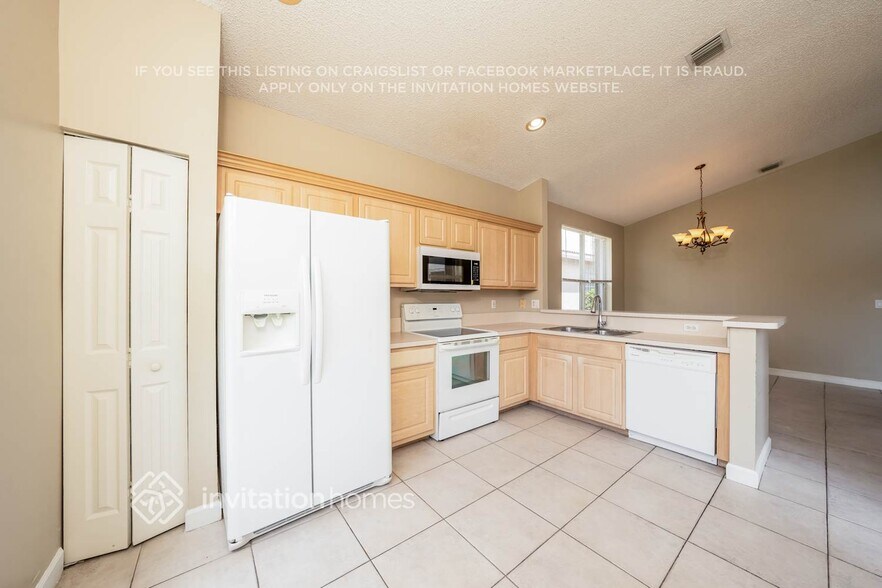Building Photo - 9496 Lago Dr