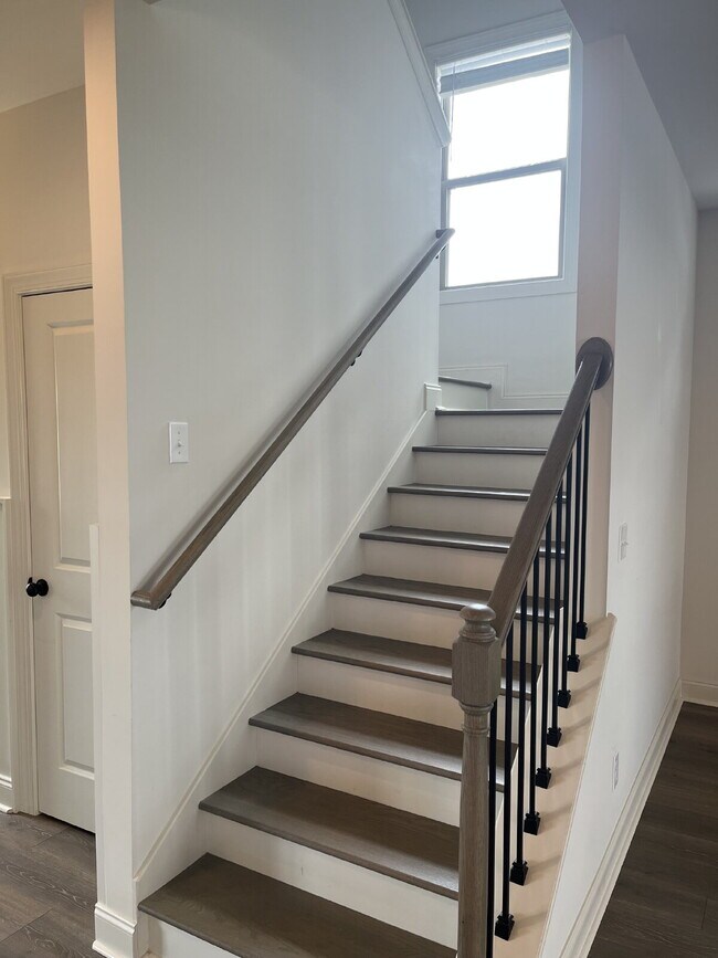 Building Photo - "Spacious 4-Bedroom Retreat with 3.5 Baths in Charming Mt. Juliet!"