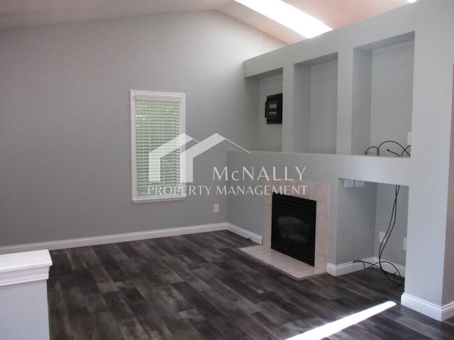 Building Photo - Beautiful 3 Bedroom, 1.75 Bathroom Welling...