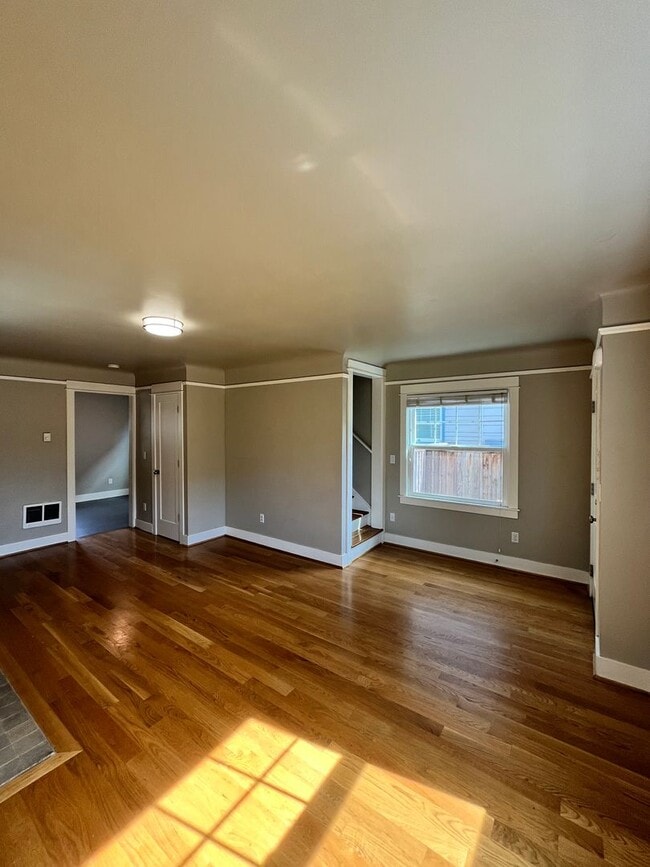 Building Photo - Gorgeous 2-Bedroom Townhome! Hardwood Floo...