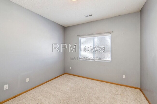 Building Photo - 1320 SE Florence Dr