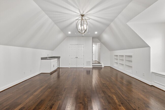 Building Photo - Beautiful 6BR Executive Brentwood Home with Pool