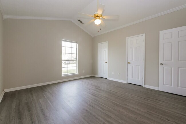 Building Photo - 521 Lakecourt Dr