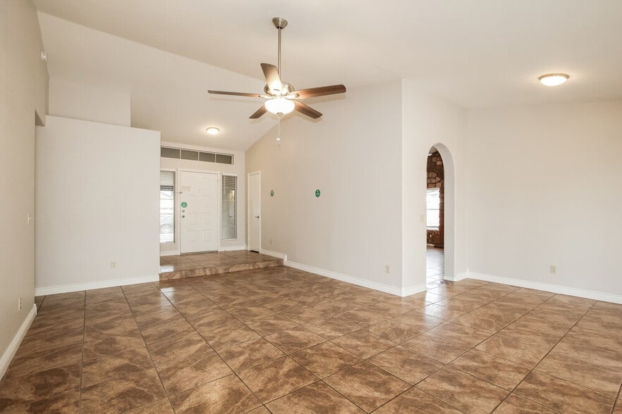 Building Photo - 7827 W Shangri La Rd