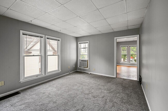 Building Photo - Cute 2BR 1 Bath Apartment Available 8/15