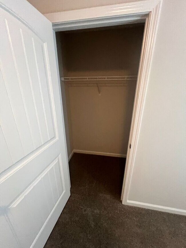 Building Photo - Beautiful 4-Bedroom Home with Gourmet Kitchen and Spacious Master Suite in Swim/Tennis Community