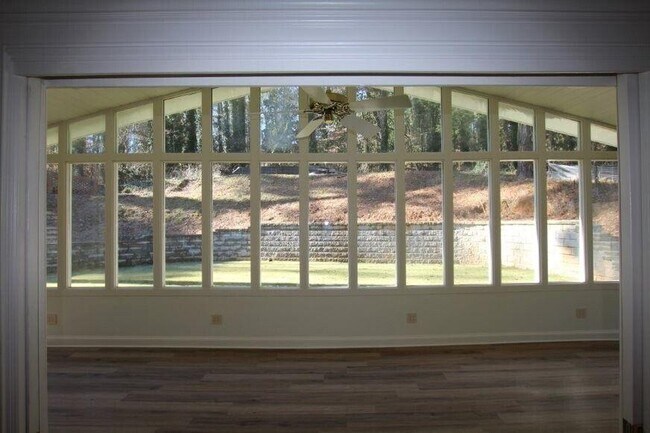 Building Photo - 4104 N Ivy Rd NE