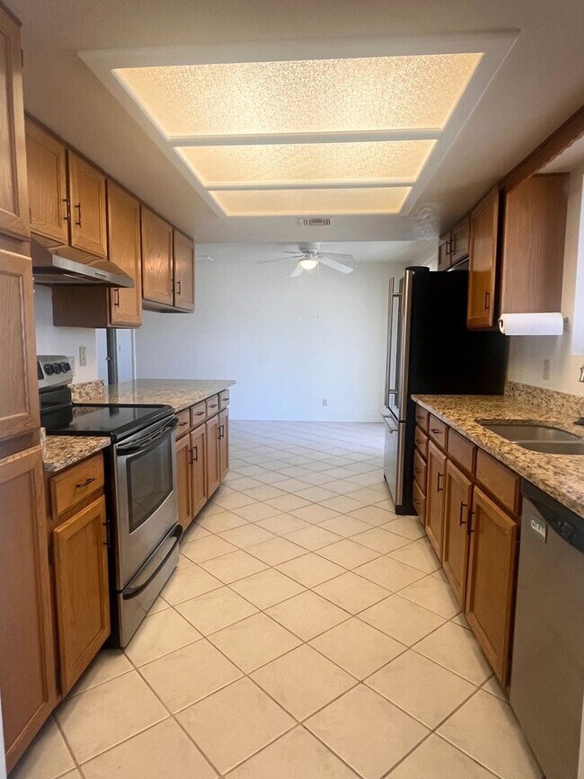 Building Photo - Lake views, lake views, lake views! Longte...