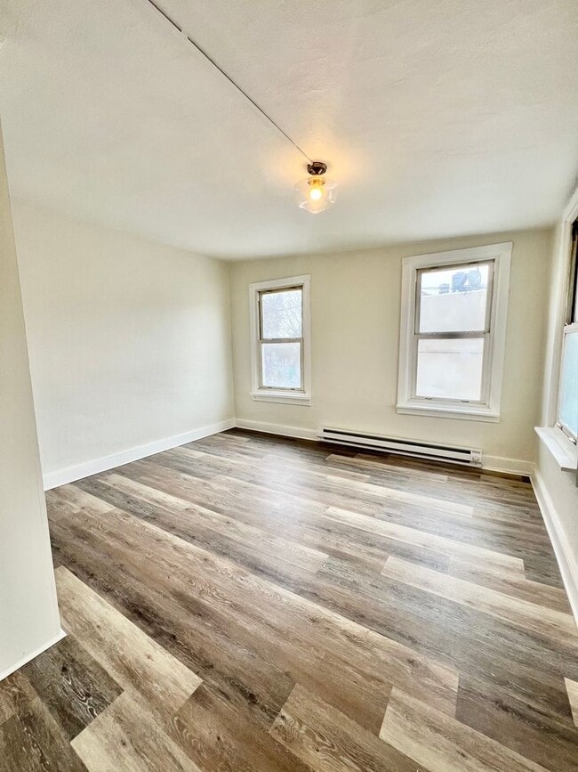 Building Photo - 3 Bedroom 2 Bath City Home Available