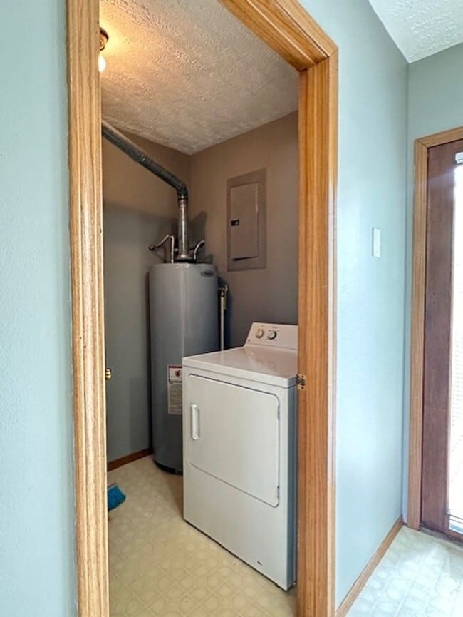 Building Photo - Walnut Grove House 3 Bedroom 1 Bath + covered car port!