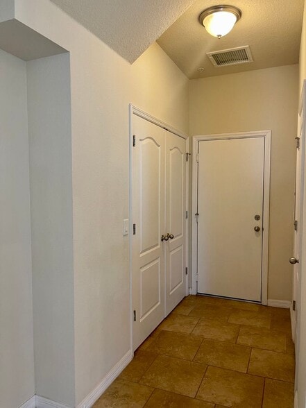 Building Photo - 3 Bedroom / 2.5 Bath / 2 Car Garage Townho...