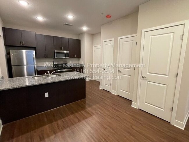 Building Photo - First Floor HCA Apartment with Extra-Large Primary Bath - Enjoy a $500 rent credit when you lease...