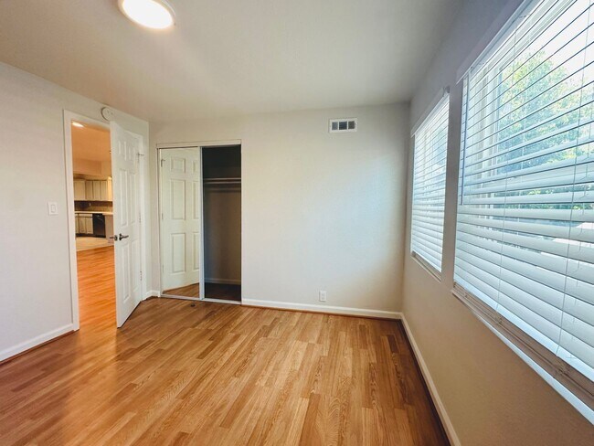 Building Photo - Ashby Duplex