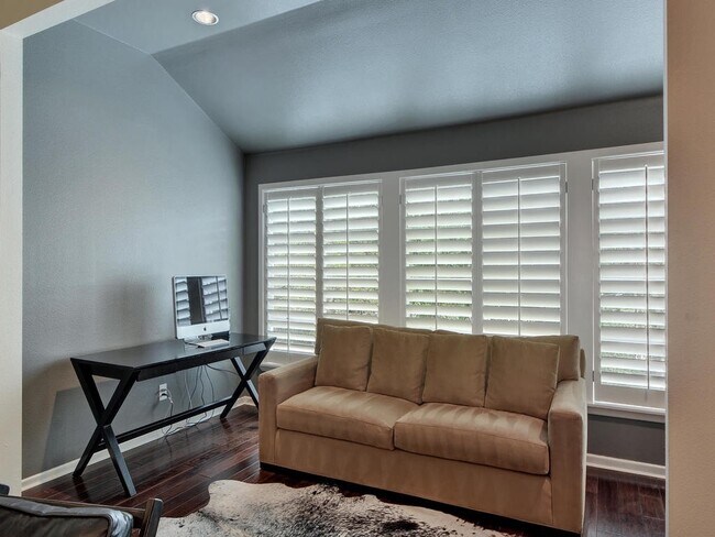 Building Photo - Beautiful town home in Downtown Austin!