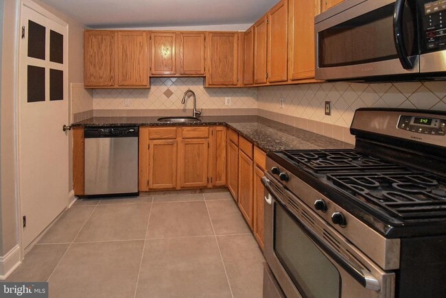 Building Photo - 132 Conarroe St