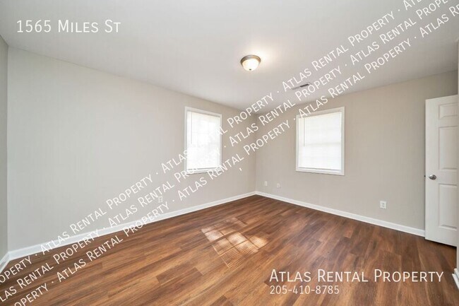 Building Photo - 1565 Miles St