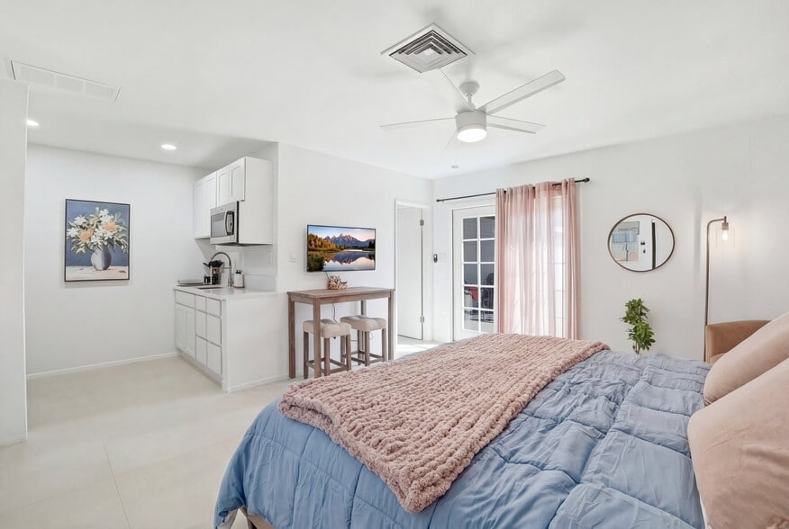 Building Photo - 313 E Riviera Dr