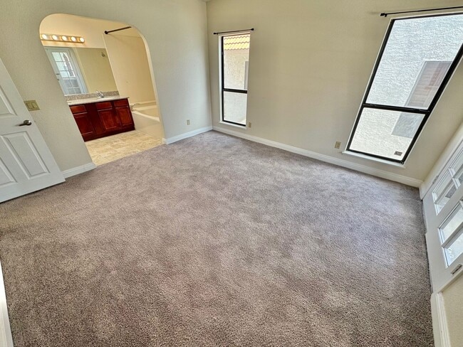 Building Photo - ADORABLE SECOND STORY 2 BEDROOMS 2 FULL BA...