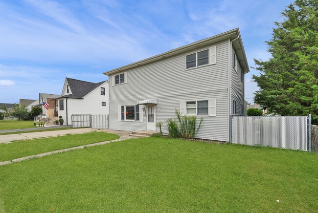 Building Photo - 4933 S Lockwood Ave