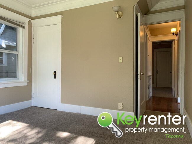 Building Photo - Charming Tacoma Craftsman House!