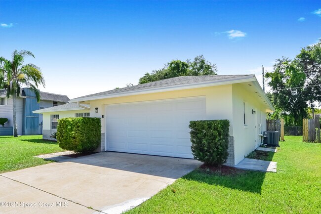 Building Photo - 2860 Hancock Dr