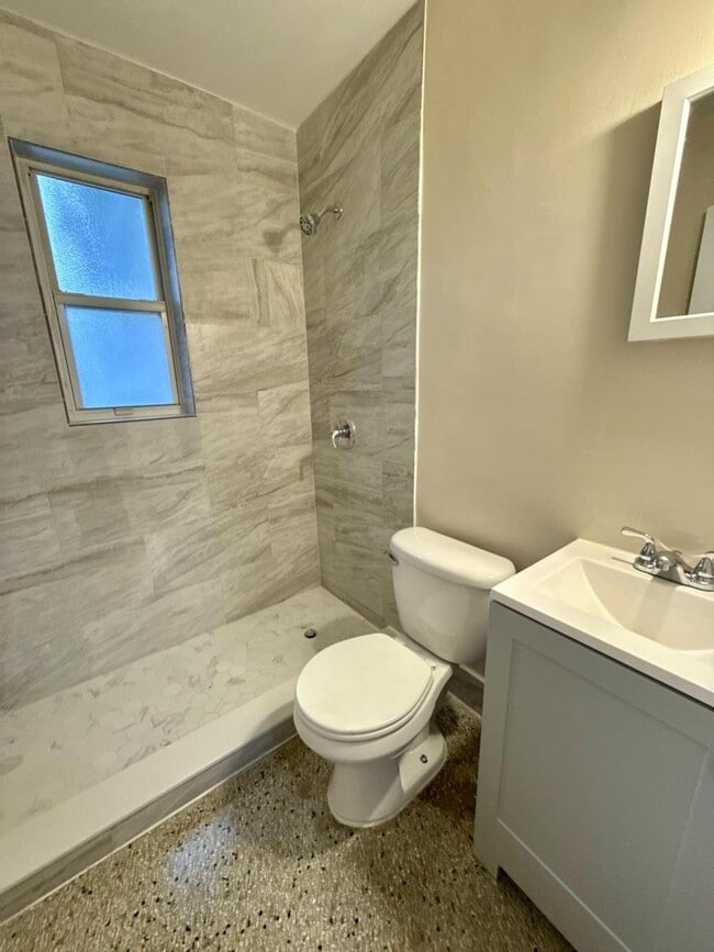 Building Photo - 2 bedroom in Jacksonville FL 32207