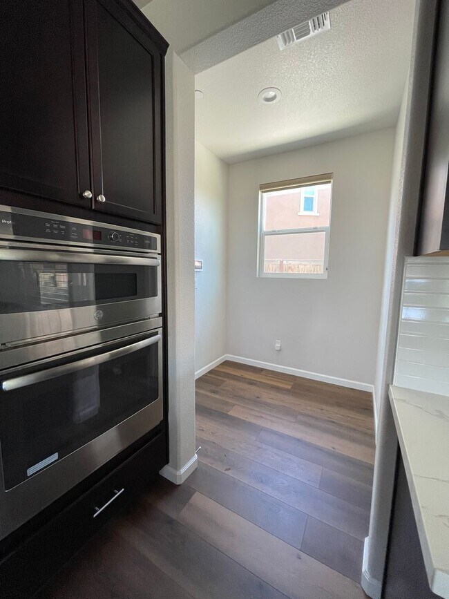 Building Photo - 427 Avignon Way