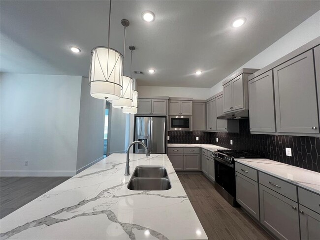 Building Photo - 10935 Cres Spg Dr