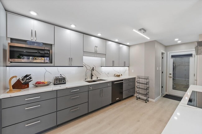 Building Photo - N20W5343 Pierce Ct