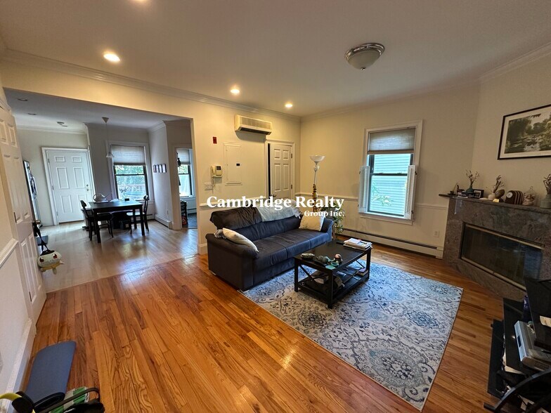 Building Photo - 268 River St