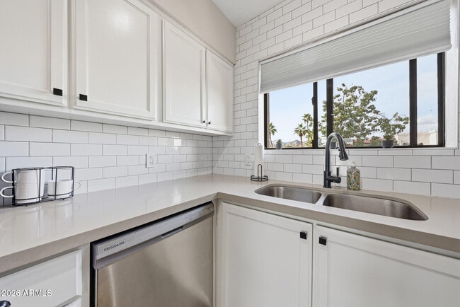 Building Photo - 16540 E Gunsight Dr