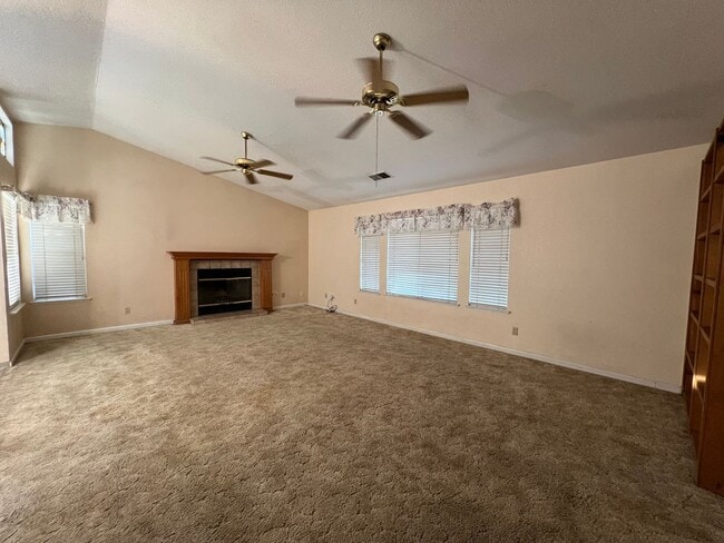 Building Photo - Cute, well -maintained home