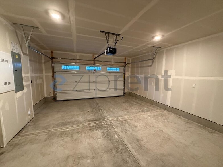 Building Photo - Unit F6