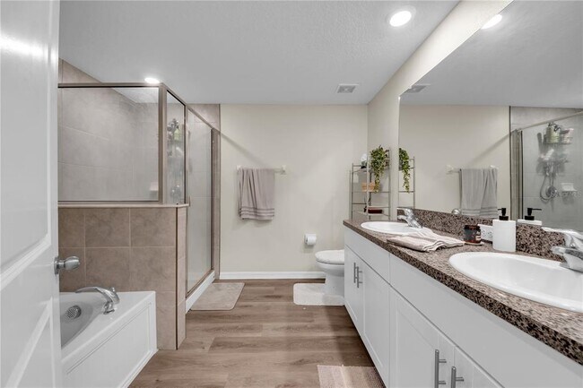 Building Photo - 736 Royal Empress Dr
