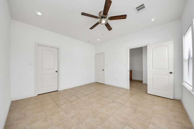 Building Photo - 4311 Oak Ridge Dr